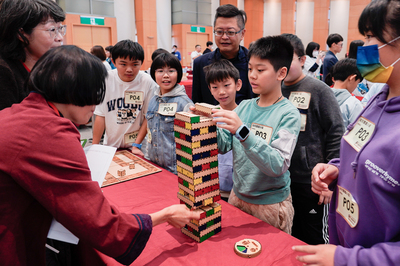 參賽學生們在師長的帶領下，向評審委員解說創作作品。