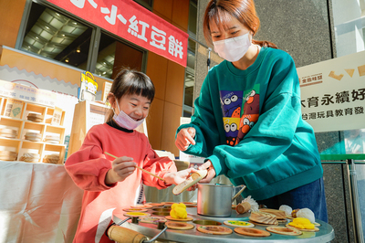 相當擬真！「小小紅豆餅」攤位，有玩具爐子、刷子、象徵不同口味的彩色黏土，讓孩子們當「小小老闆」製作紅豆餅。