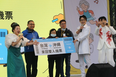 侯友宜抽出沖繩機票 白冰冰問阿嬤有幾個小孩 阿嬤說4個 白冰冰要阿嬤回家也用抽獎的 引起全場歡笑