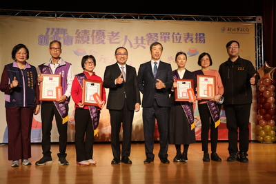 侯友宜頒贈獎牌及獎勵金給績優共餐單位 右4為提供獎勵金的張威珍所長