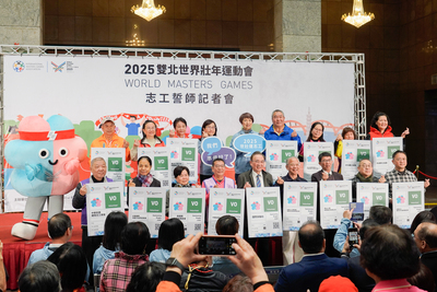 志工團體代表授證 由林奕華副市長(上排左4)及龔雅雯副秘書長(上排右5)頒授放大版的志工證