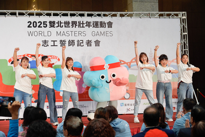 世壯運吉祥物「壯寶」與志工代表演出世壯運主題舞 充滿活力