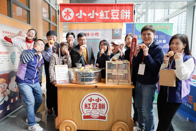 開發各式木育玩具的台灣玩具教育發展協會打造出相當擬真的「小小紅豆餅」攤位，有玩具爐子、刷子、象徵不同口味的彩色黏土，細節相當到味。