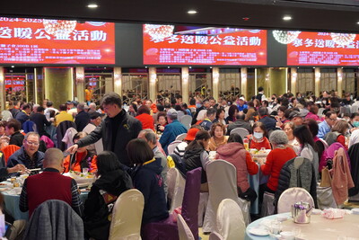 國際獅子會300B1區舉辦寒冬送暖饗宴，席開90桌，邀請新北社區關懷家戶近900人提前圍爐