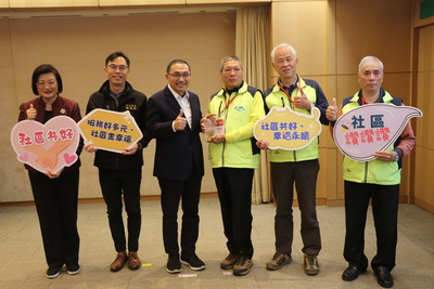  淡水忠寮社區理事長李萬得（右3）獻獎給侯友宜市長