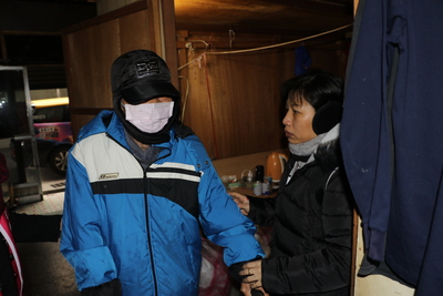  蘇老先生獨居 拾光長照機構居服員黃玉芳（右）每天到租屋處陪伴照顧