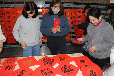  除了春聯 學員也彩繪了紅包袋送住戶