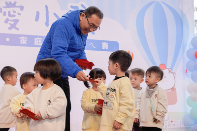 侯友宜在開幕式發放小福袋給表演的幼兒