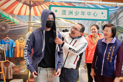  侯友宜為蘆洲少年選件帽T穿 並說這樣更帥氣