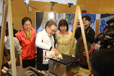  侯友宜在新北市少年培力園「貓陪你飛」雞蛋糕攤位前 親自體驗烘焙雞蛋糕