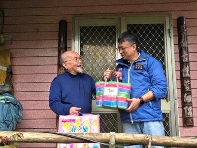 低溫不斷下探，新北各區公所關心獨居長輩，發放安心包物資，自1月24日至2月7日關懷人次達2萬8,832人次