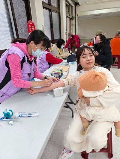  活動中 八里衛生所護理人員到場為新住民姐妹做抽血體檢
