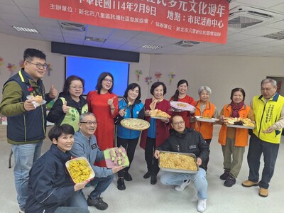 八里區長林俊宏（前排右）和多位民代助理參加新住民過新年活動