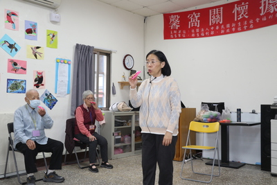 指導老師林秀娟教長輩如何吹奏卡祖笛