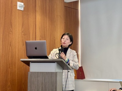  新北社會局專門委員徐綺櫻在論壇中分享新北培力不利處境婦女就業的多元策略