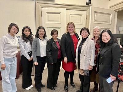 新北社會局專門委員徐綺櫻(右3)及婦女權益與永續發展聯盟理事長李萍(右1)和婦女跨文化網絡理事長埃拉赫·阿馬尼（Elahe Amani）(左4)等人於會後合影