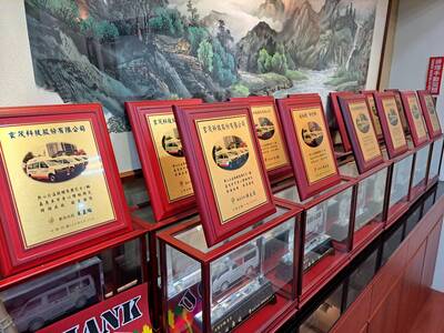 施先生將歷年獲贈的感謝牌 依序擺放珍藏