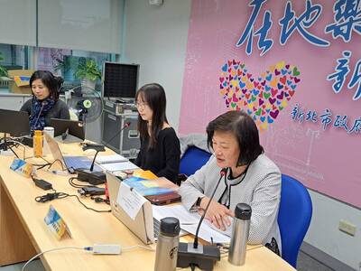 社會局長李美珍（右1）於論壇開場中表示 「微歧視」以微小的樣態出現在日常生活中 右2為主持人為前婦女權益促進發展基金會研究員李心祺