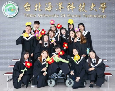 八里愛心教養院翁彥如（前排中）克服腦麻和肢體及通學的障礙 完成大學學業 開心的與同學合影