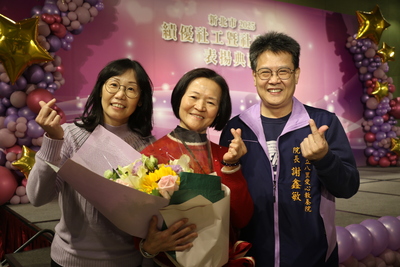  八里愛心教養院日托組羅素娘（中）投入身障兒童的教養服務長達32年 獲得長青獎 她十分感恩這份珍貴的畢業禮物