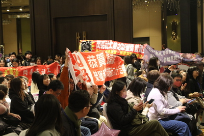 新北市政府表揚績優社工及社政人員 獲獎單位同仁自製加油手舉牌 會場熱絡