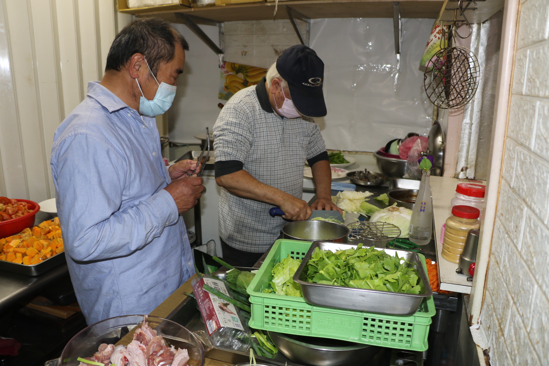 板橋三民社區三大男主廚
為老人共餐煮出料理美味