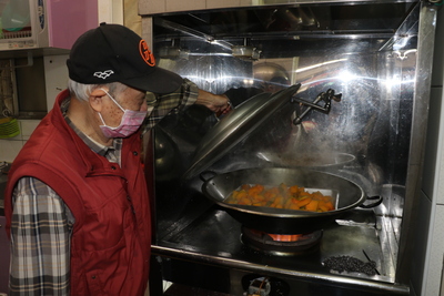 曾開雜貨舖的謝春能擅長製作各式糕點 為三民社區長輩共餐豐富餐點