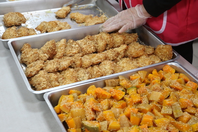  三民社區老人共餐三不五時享有炸雞排等美食料理