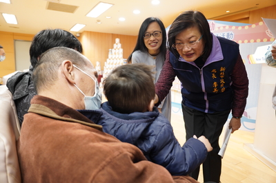 社會局長李美珍關心阿泉懷抱中1歲的外曾孫