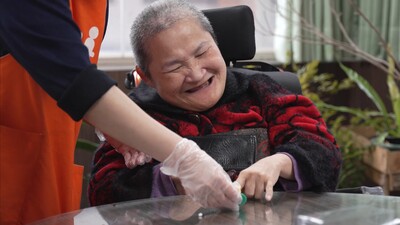 新北市愛德養護中心照服員協助住民開心創作小作品