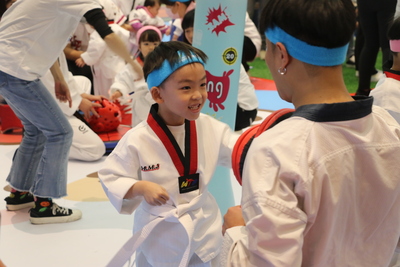 小小運動員換上跆拳道服 氣勢十足揮拳 十分吸睛可愛