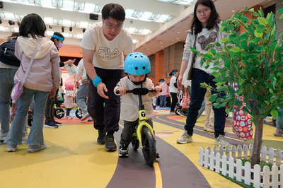  小小運動員騎小車和父母玩樂 增進親子關係