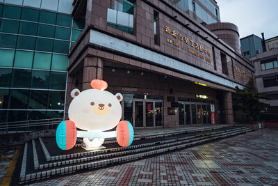  舉重的「熊果」 童趣現身在五股興珍公托中心外頭 歡迎民眾拍照打卡