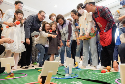 市長侯友宜與家長及孩子們共同玩闖關遊戲