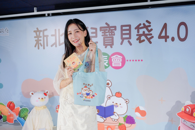 被稱作「時尚媽咪」的網紅愛麗(ELLIE)提著湖水綠提袋，相當亮眼。家長若將寶貝袋帶出門，也能作為另類的「時尚配件」。