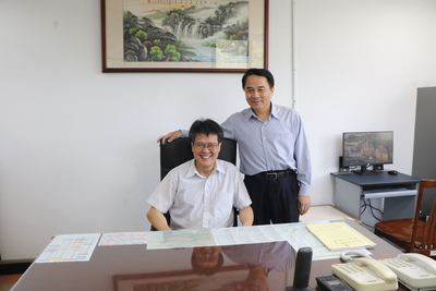  仁家卸任主任吳欽仁（右） 將棒子交給謝鑫敏 繼續為長輩服務