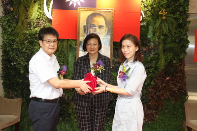  李美珍局長主持八里愛心教養院院長交接 右為新任院長劉文湘 左為卸任院長謝鑫敏