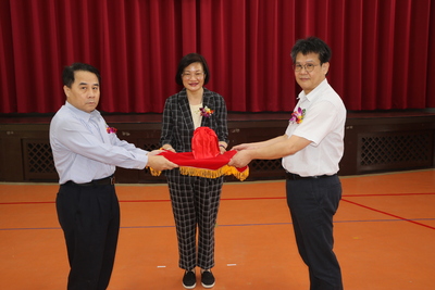  李美珍局長主持萬里仁家主任交接 右為新任主任謝鑫敏 左為卸任主任吳欽仁