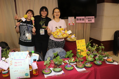  亞東醫院築馨園展示由參與園藝輔療者的綠色植栽作品