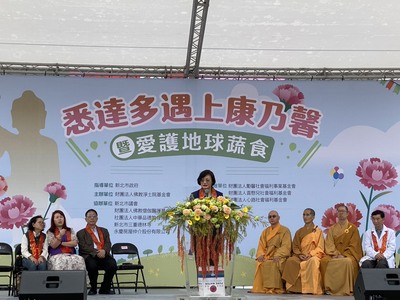 李美珍局長感恩佛教淨土院基金會長期響應愛心大平台 右4為基金會董事釋自諦法師