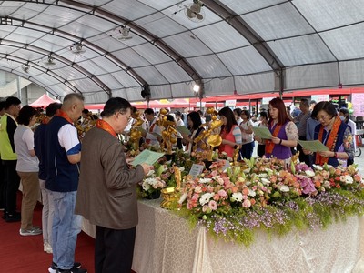 社會局長李美珍(右起)與市議員劉美芳、張嘉玲、副局長吳淑芳等人和大眾進行一起浴佛祈福感恩