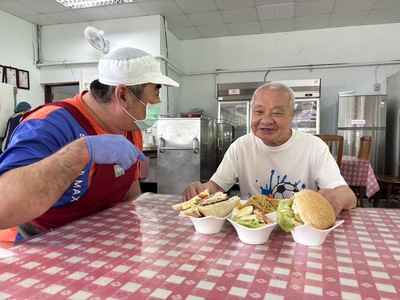 尉遲君（左）試做三明治和漢堡、義大利麵等 並請長輩品嘗 據以微調口味