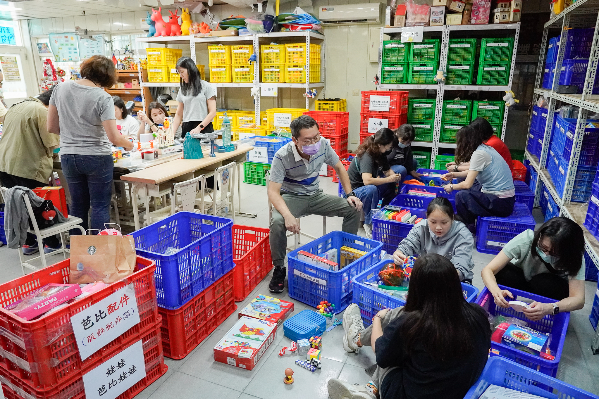 從玩玩具變成玩具志工！新北家庭志工體驗 動手讓舊玩具再生