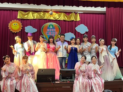 花花愛心公益團隊連續五年到新北仁愛之家帶來歌舞演出，仁愛之家主任謝鑫敏(中)表示，「讓長輩開心過生活是最重要的」，期待未來有更多合作機會