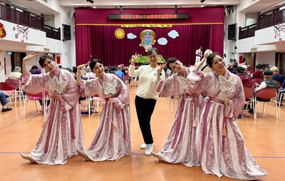 67歲的蔡欣儒老太太(中)享受著清影小集舞蹈團的演出，也跟著跳起舞來。