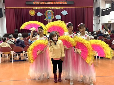 74歲的賴恩典奶奶(左2)開心地與表演者合影