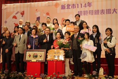 侯友宜表揚最年長的歐陽淑珠媽媽