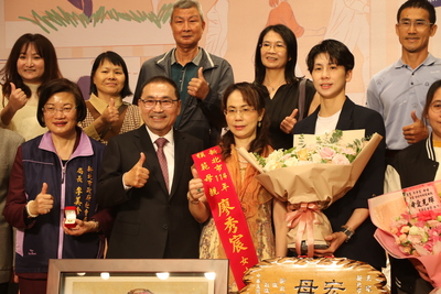 侯友宜表揚鶯歌區廖秀宸 右為她的女兒林郁婷 