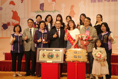  侯友宜表揚擔任寄養媽媽的模範母親王珮樺