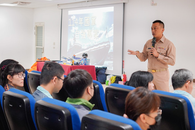 海軍一三一艦隊戰隊長何上校以過來人身分 鼓勵有志青年加入從軍報國的行列